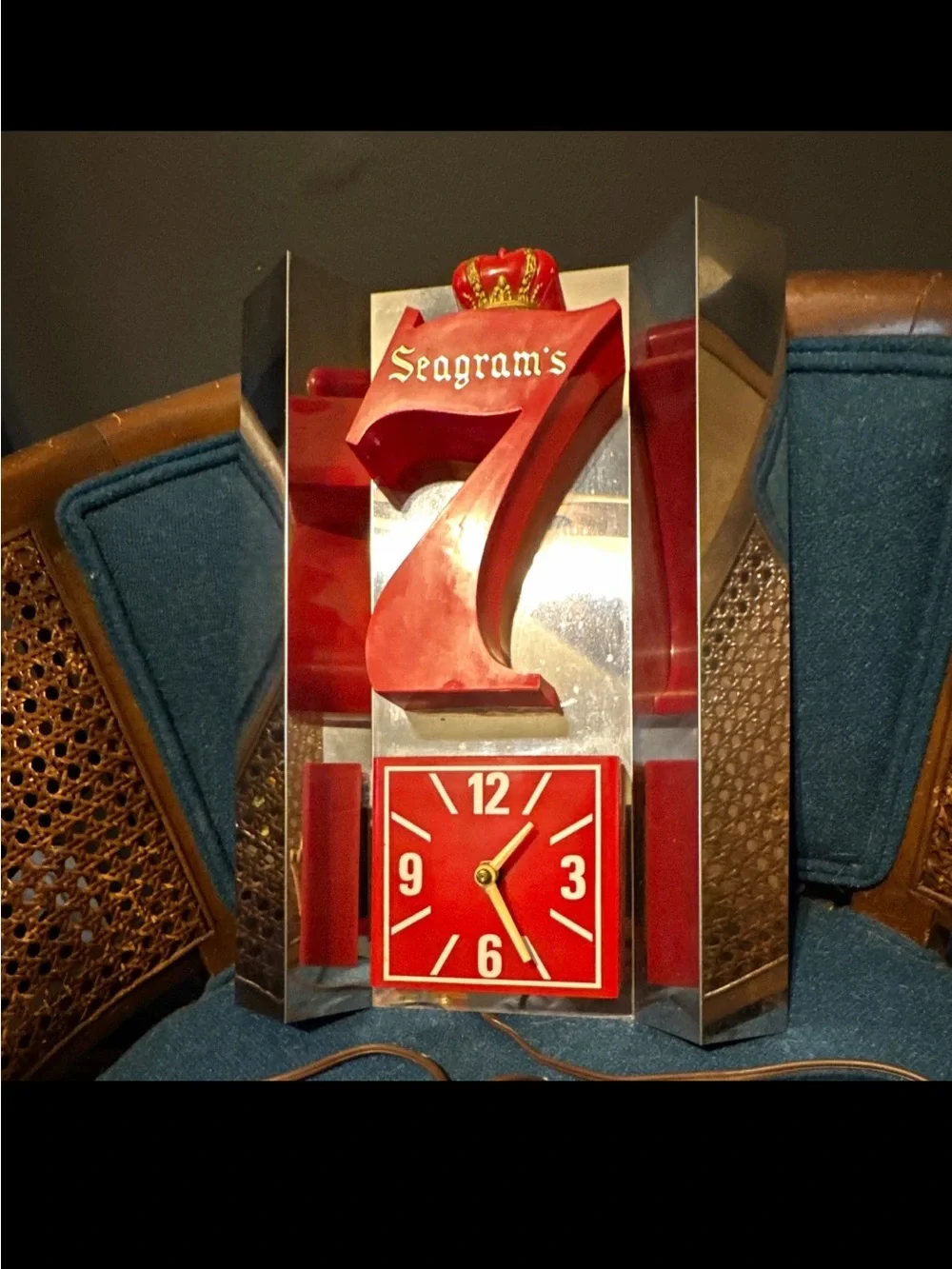 Seagram's 7 Seven Crown American Whiskey Advertising Wall Clock, Red and Silver